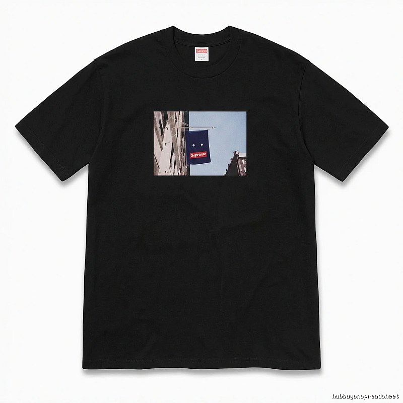 Supreme street scene style black T-shirt